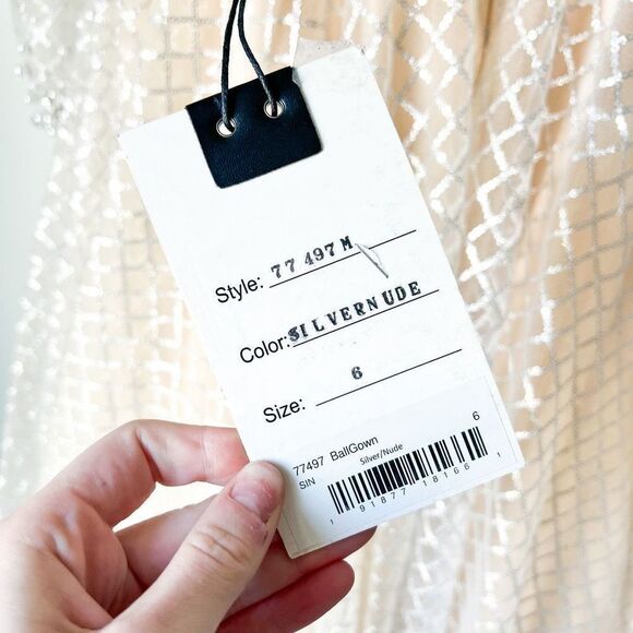 Mac Duggal Lace Gown Size 6 - Picture 15 of 16